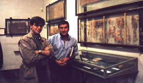 Javier Sierra  y J.J. Benítez ante el papiro de Turín